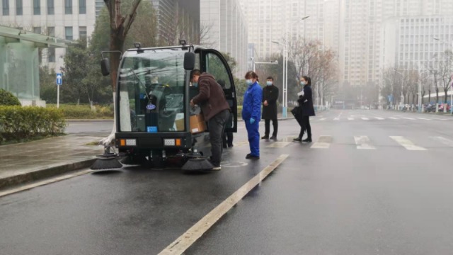   全封閉駕駛式掃地車TBS-2000服務(wù)孝感市民之家！